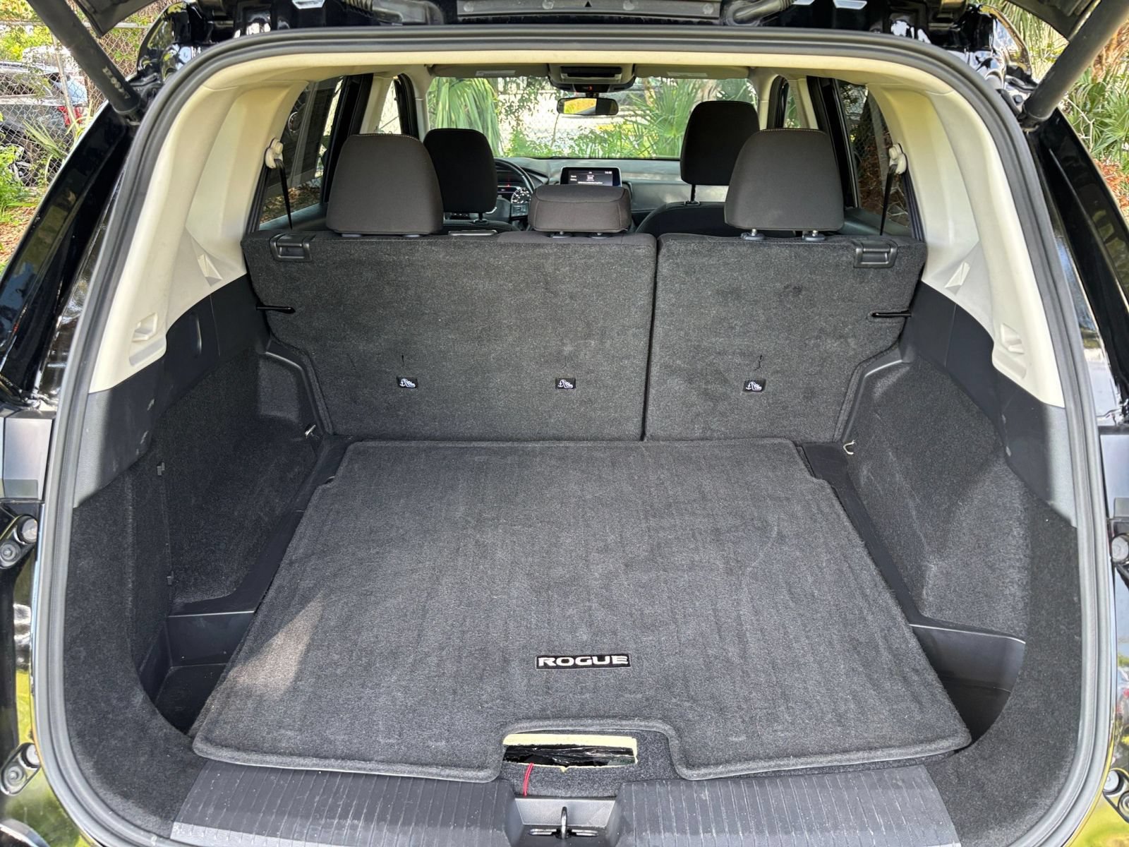 Used 2025 Nissan Rogue SV FWD image 31