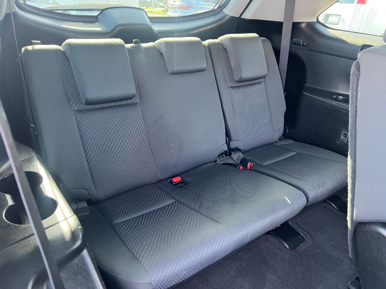 Used 2019 Toyota Highlander LE w/ Carpet Mat Package (TMS) FWD image 12