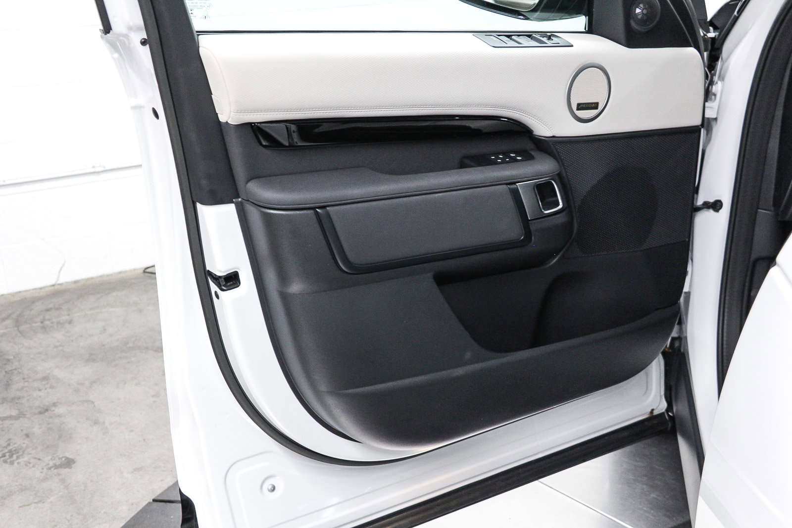 Used 2023 Land Rover Discovery S R-Dynamic image 22