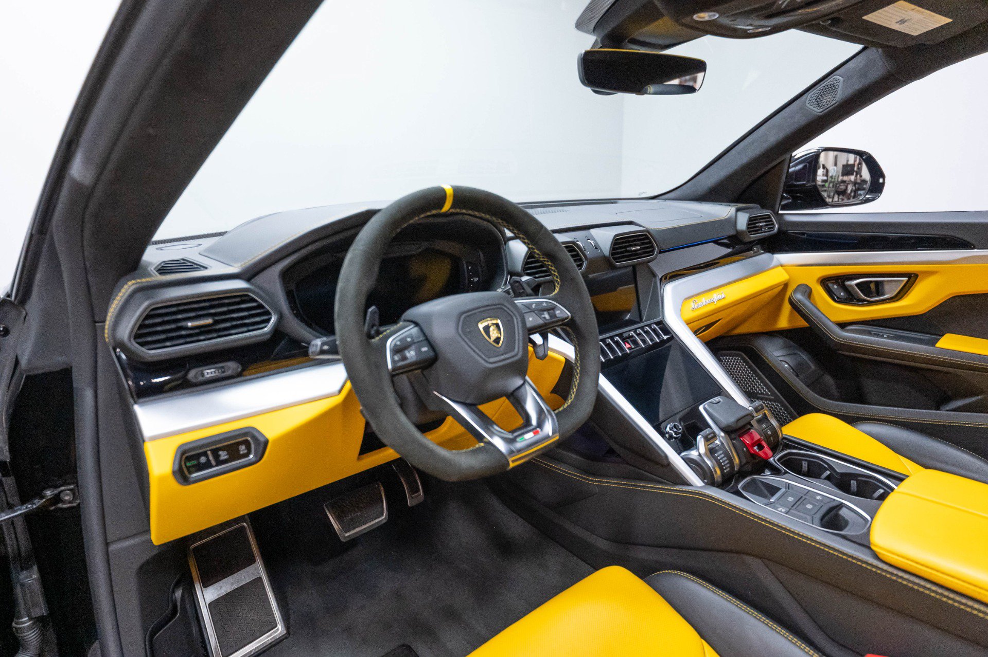 Used 2019 Lamborghini Urus AWD/4WD image 11