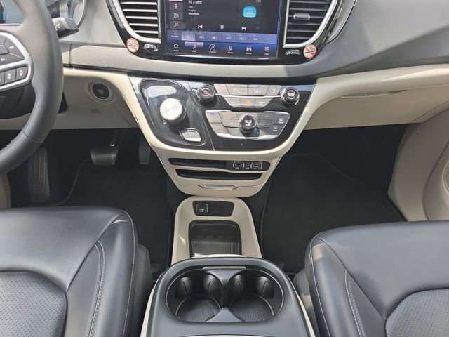 Used 2023 Chrysler Pacifica Touring-L FWD image 3