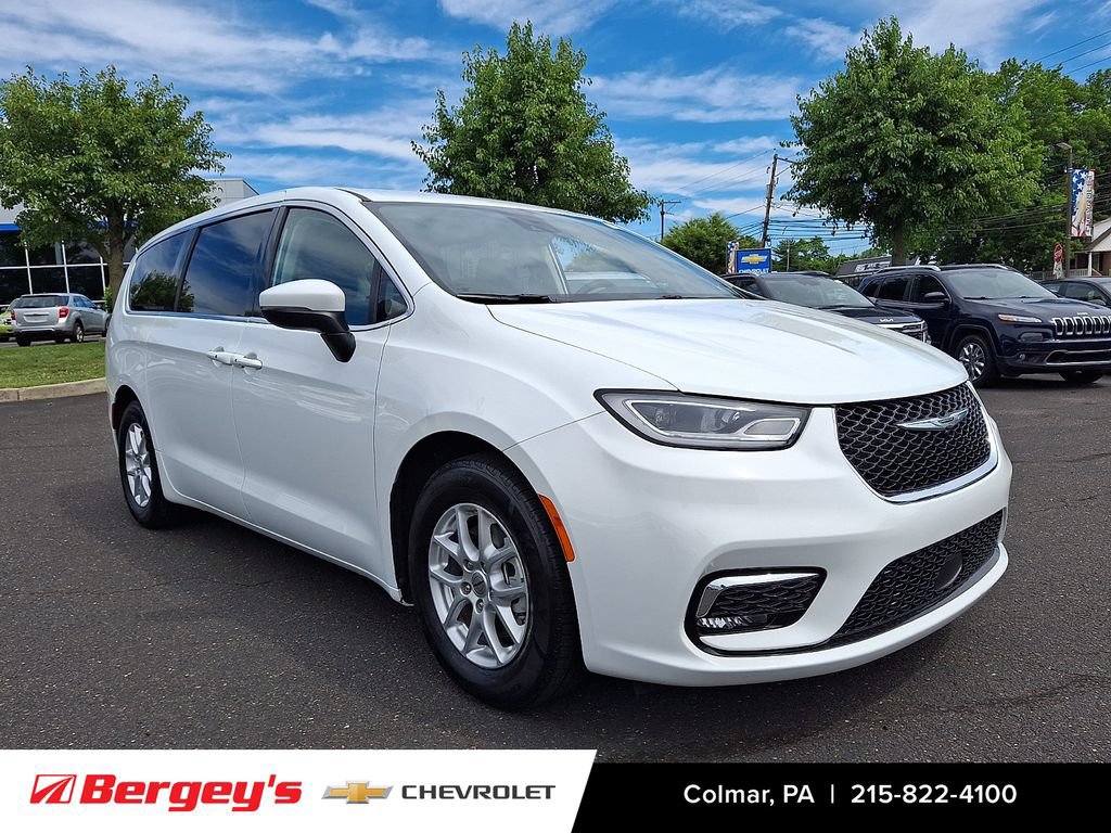 Used 2023 Chrysler Pacifica Touring-L FWD image 8