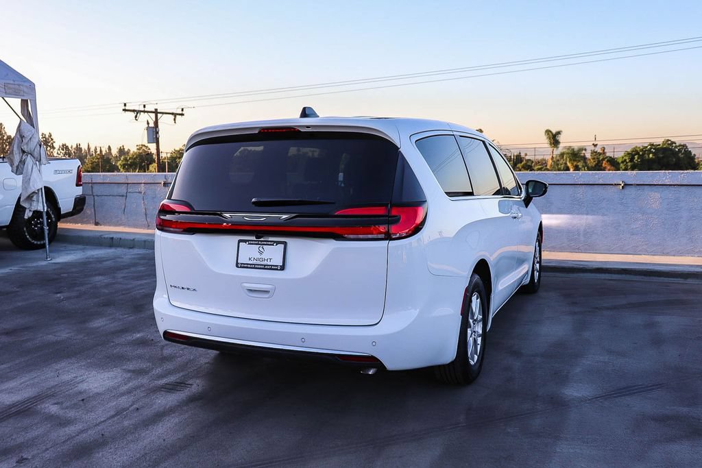 New 2027 Chrysler Pacifica Select FWD image 9