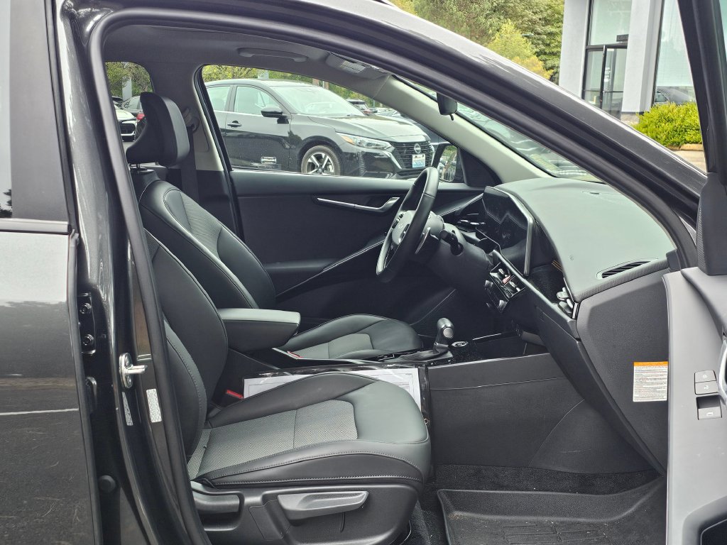 Used 2023 Kia Niro EX Touring FWD image 11