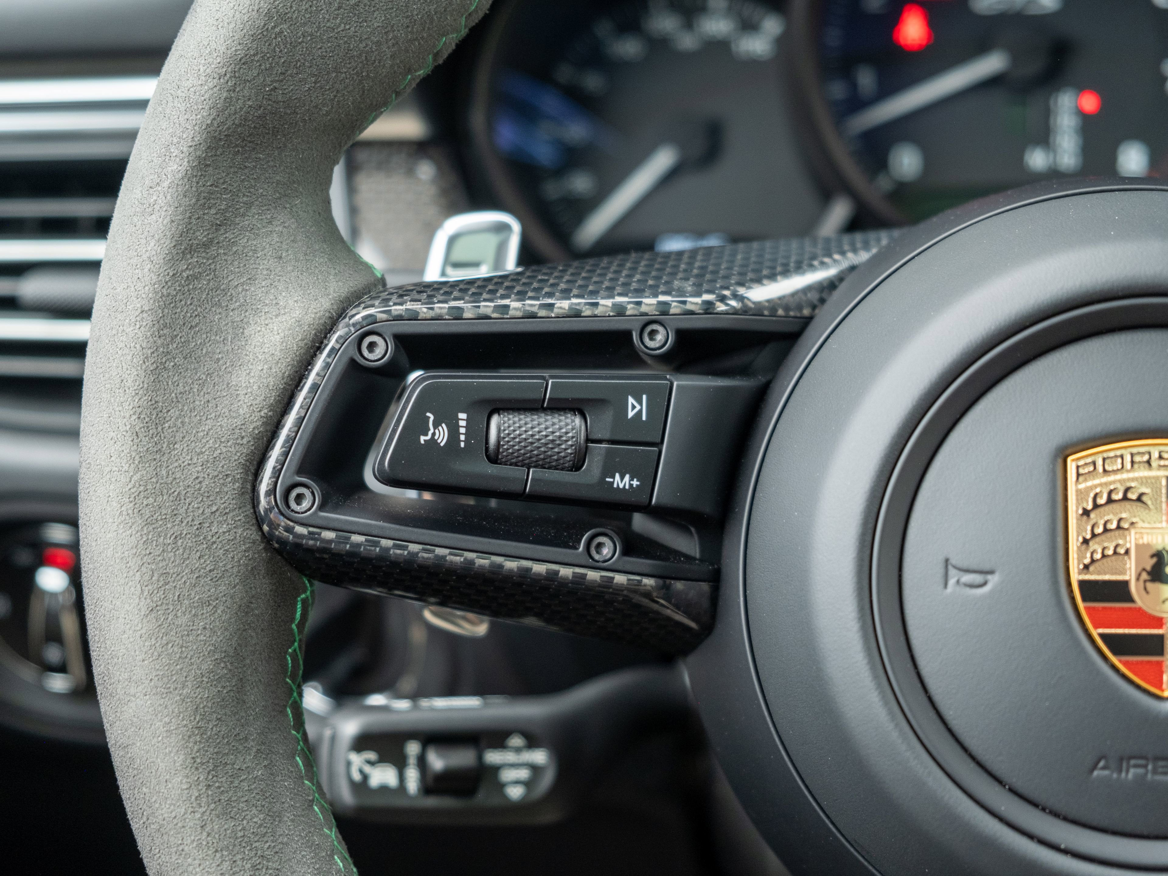 Certified 2025 Porsche Macan GTS image 40