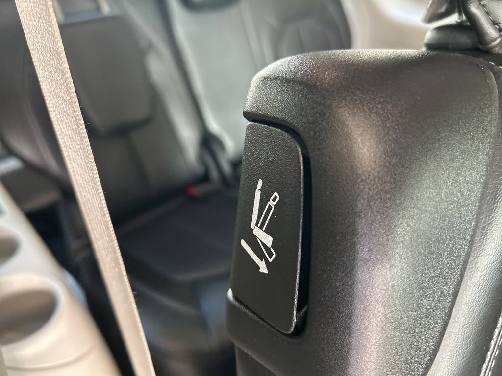 Used 2024 Chrysler Pacifica Touring-L FWD image 31