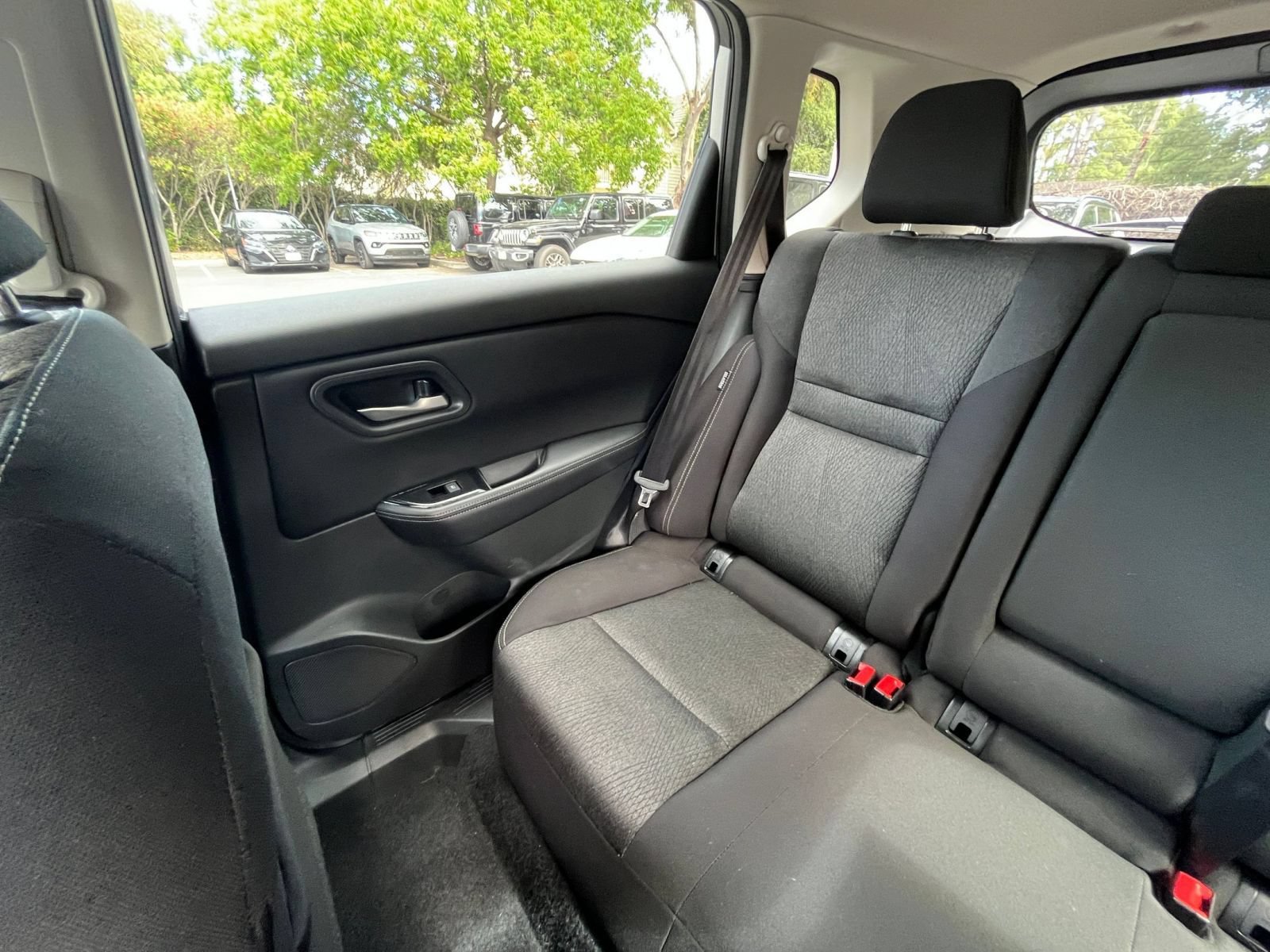 Used 2025 Nissan Rogue SV FWD image 40