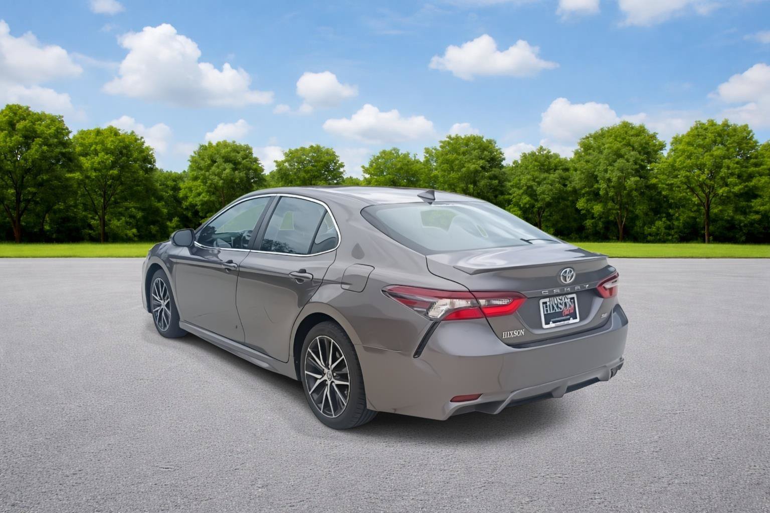 Used 2023 Toyota Camry SE FWD image 5