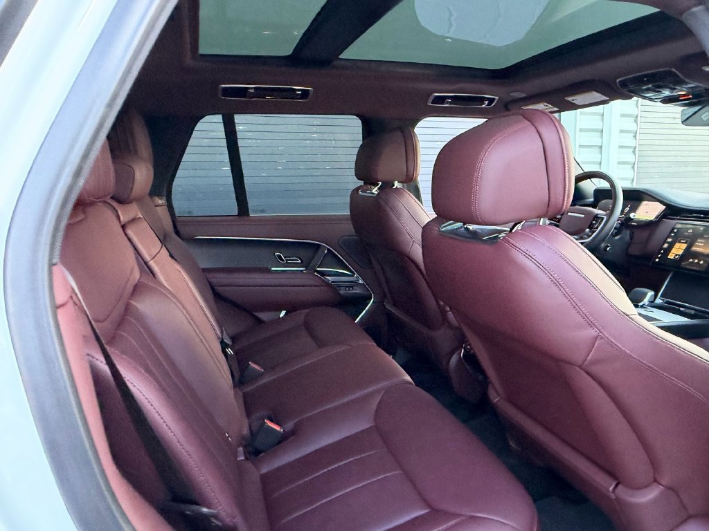 Used 2025 Land Rover Range Rover SE AWD/4WD image 15