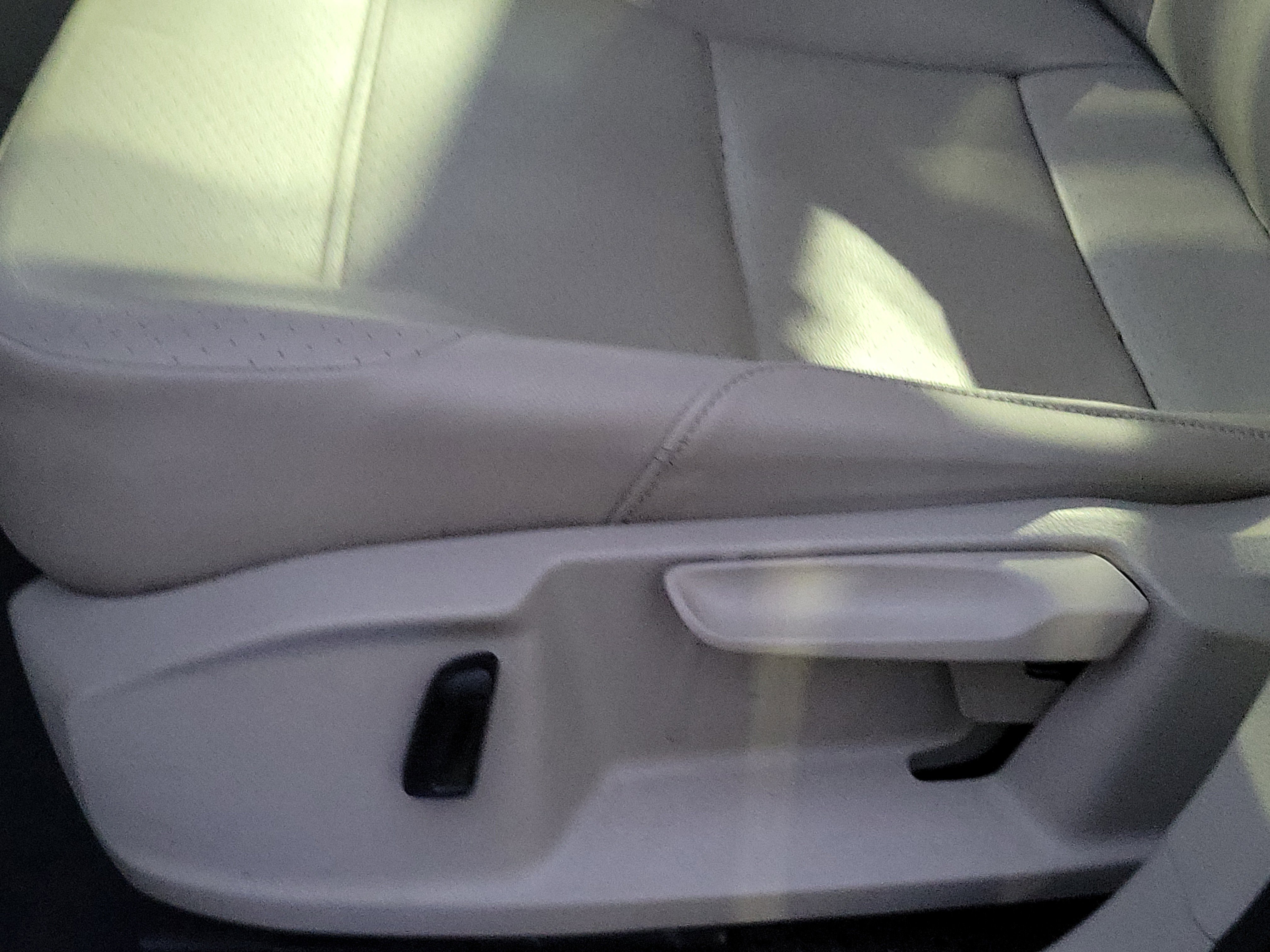 Used 2016 Volkswagen e-Golf SEL Premium image 16