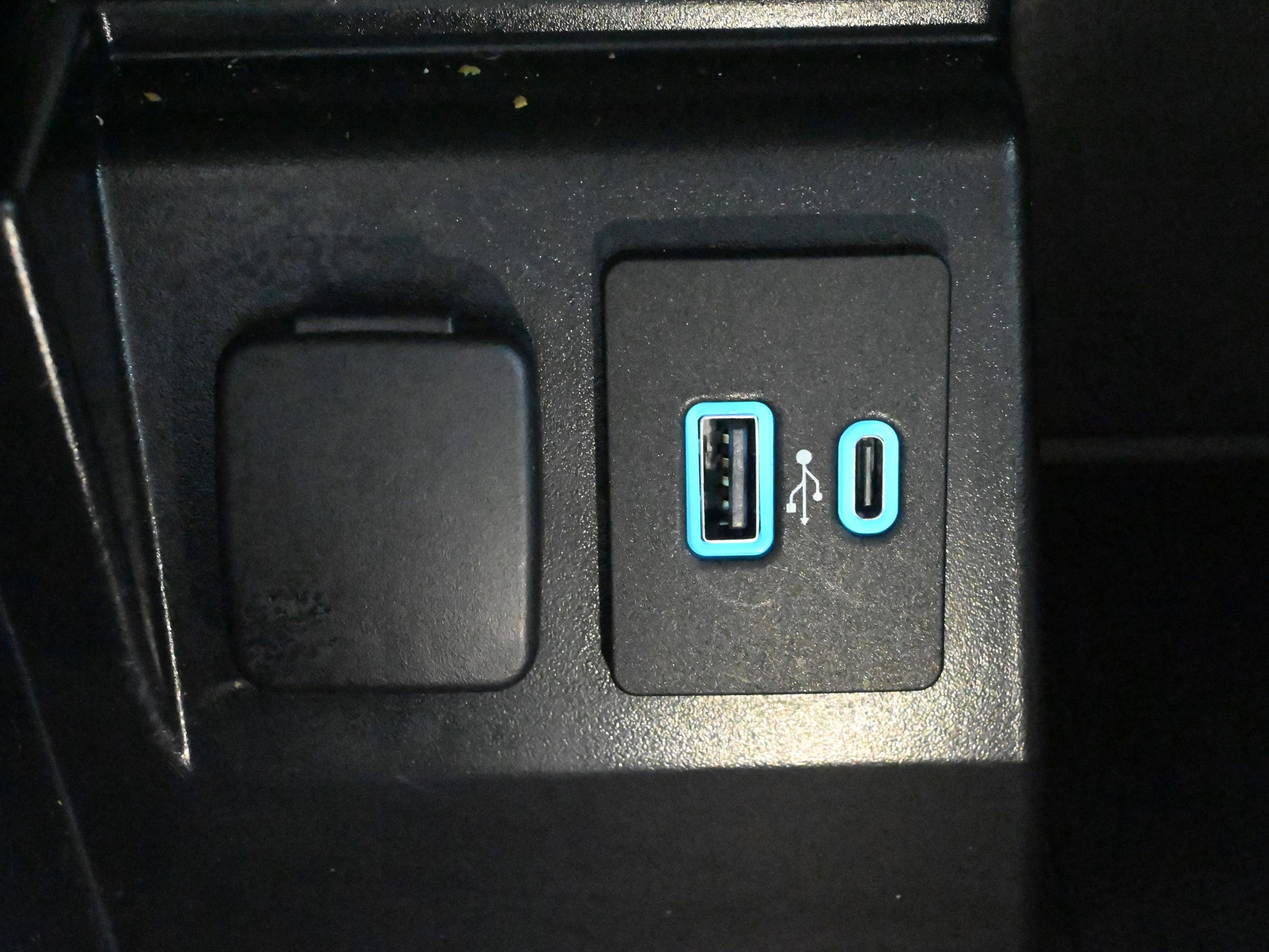 Used 2020 Ford Explorer XLT w/ Equipment Group 202A image 18