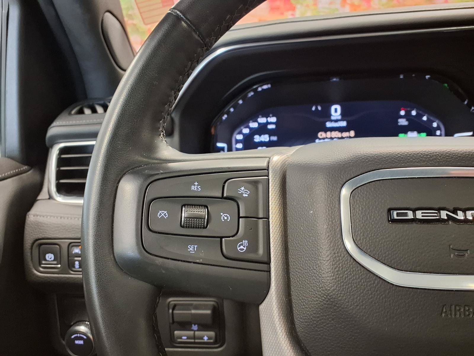 Used 2024 GMC Yukon Denali RWD image 32