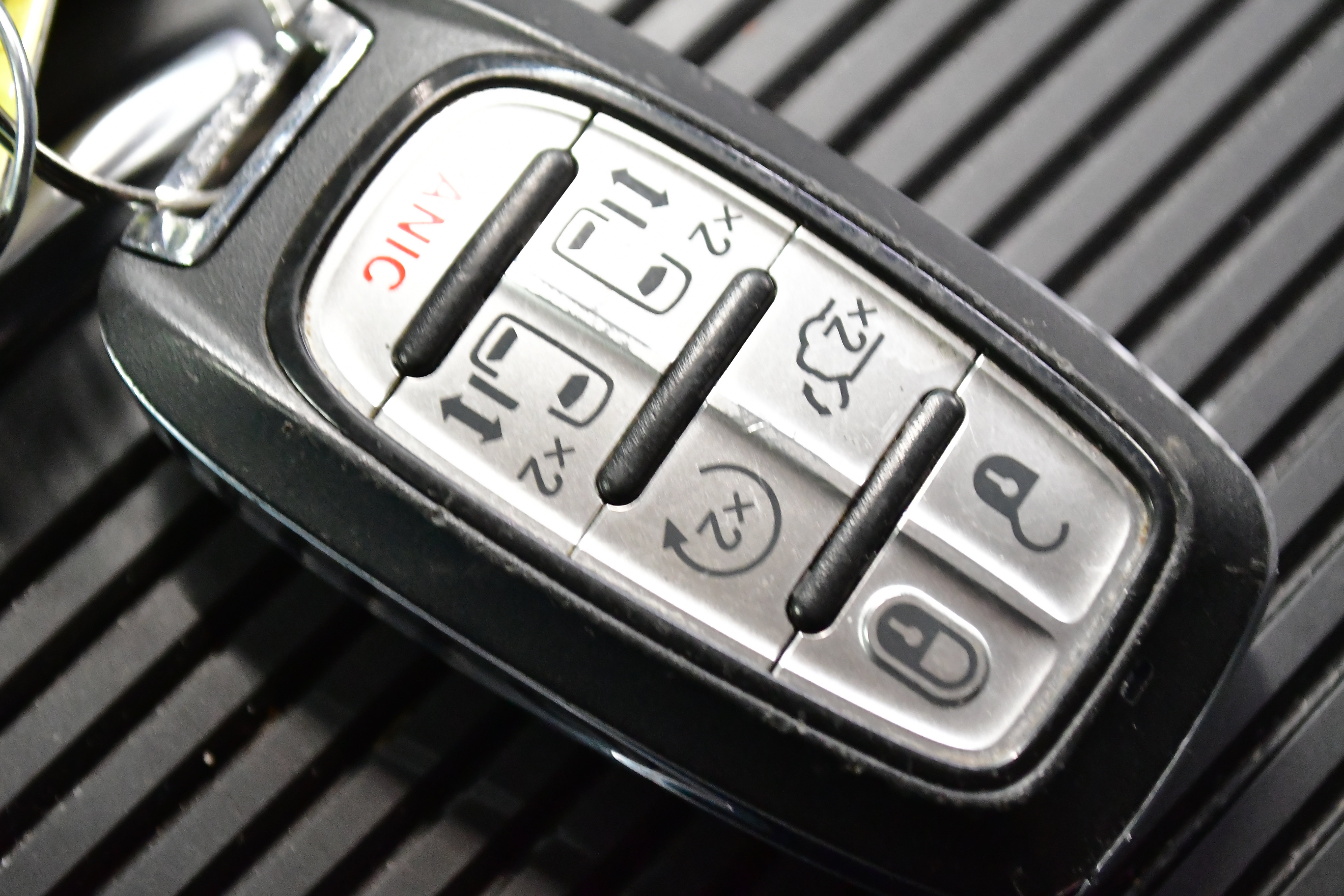 Used 2023 Chrysler Pacifica Limited FWD image 36