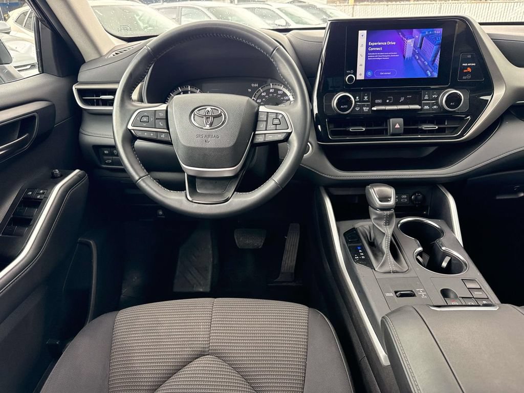 Used 2025 Toyota Highlander LE FWD image 13