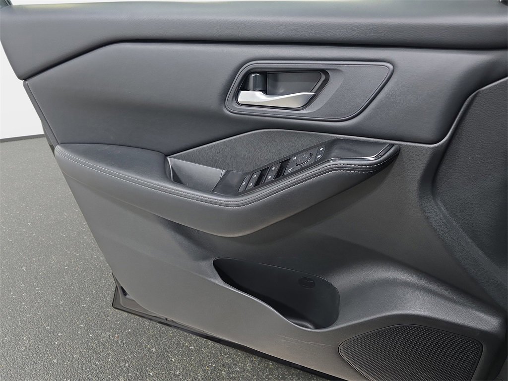 Used 2025 Nissan Rogue SV image 25