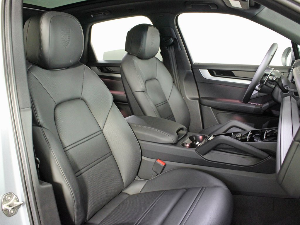 Used 2025 Porsche Cayenne image 38