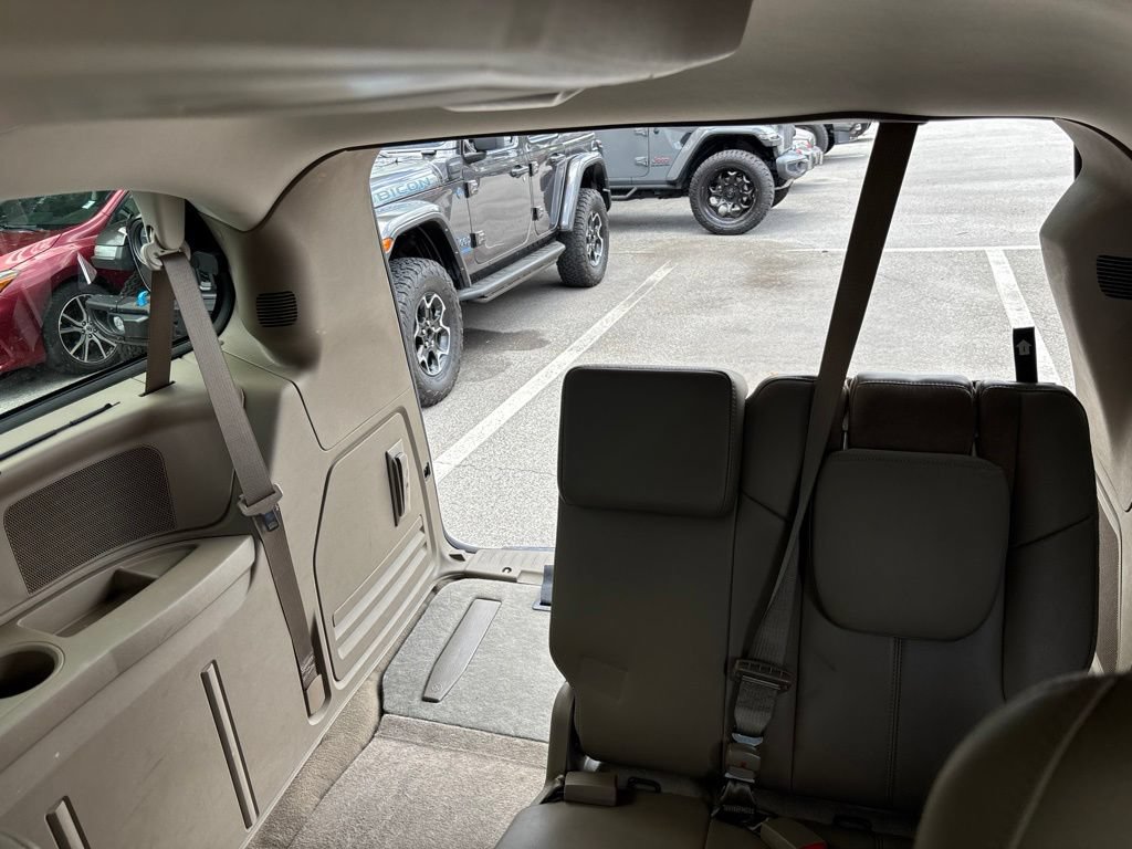 Used 2014 Chrysler Town & Country Limited FWD image 8