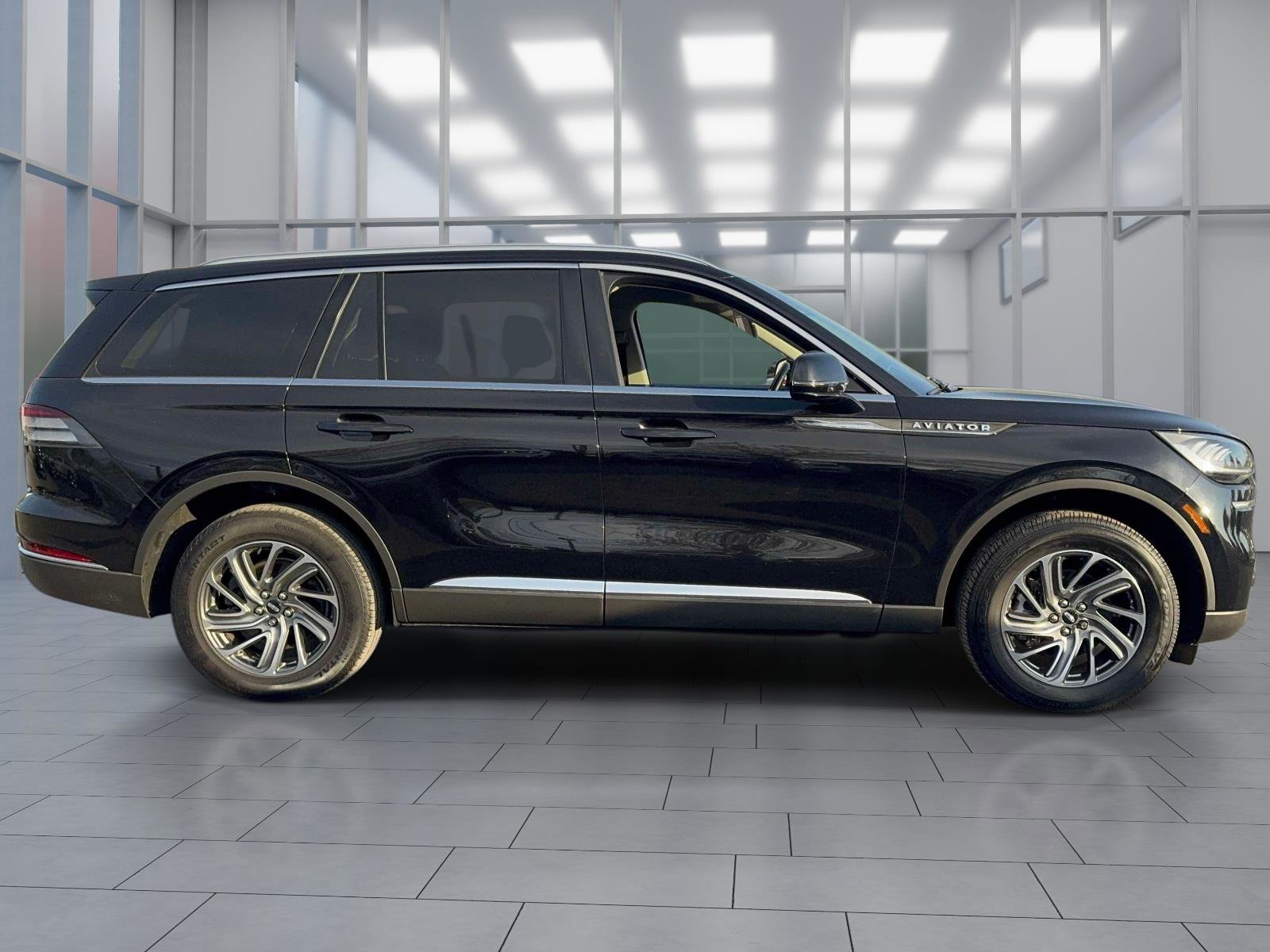Used 2023 Lincoln Aviator AWD w/ Elements Package image 3