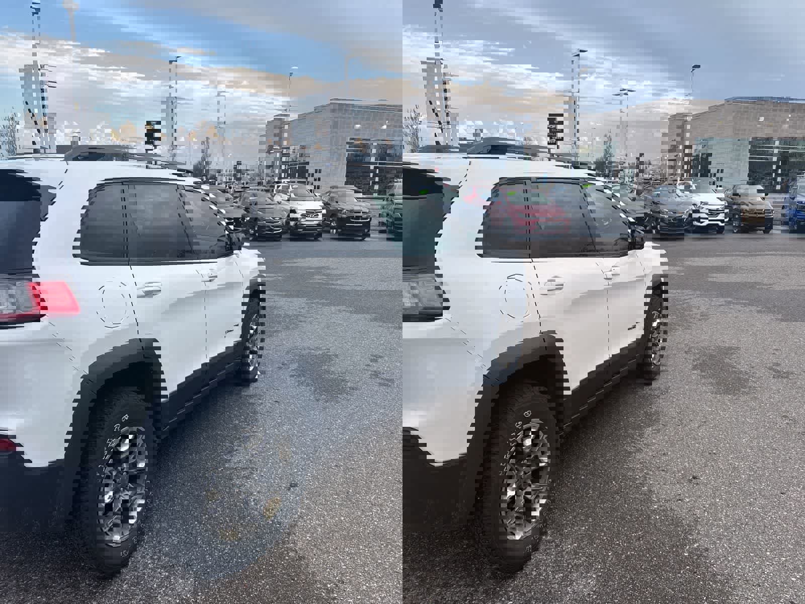 Used 2019 Jeep Cherokee Trailhawk w/ Cold Weather Group image 5