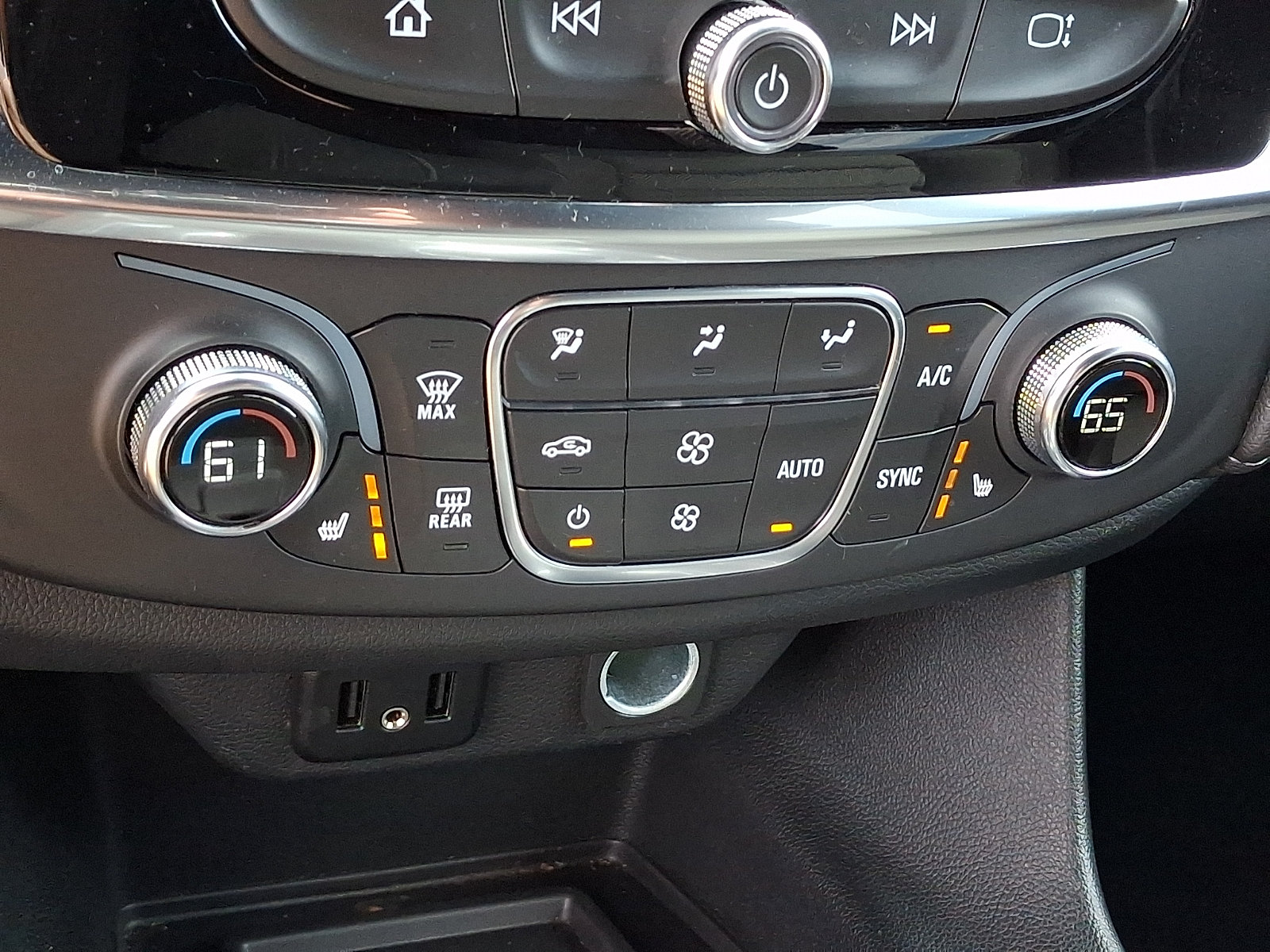 Used 2023 Chevrolet Traverse LT w/ Rear Camera Mirror Package AWD/4WD image 16