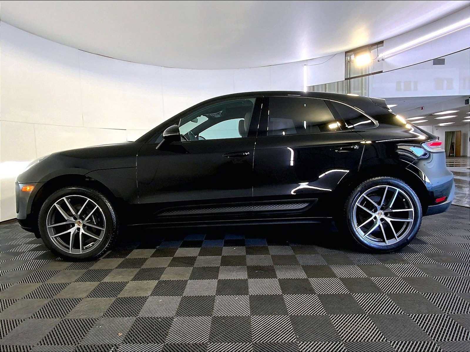 Certified 2023 Porsche Macan AWD/4WD image 2