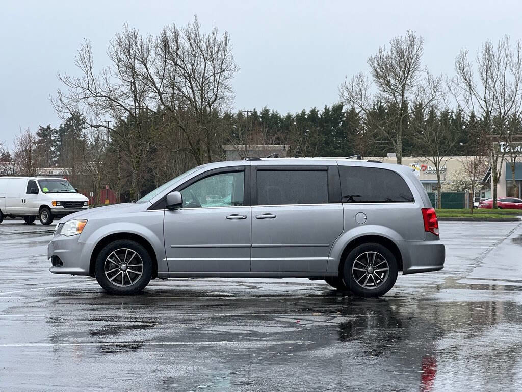 Used 2016 Dodge Grand Caravan SXT image 2