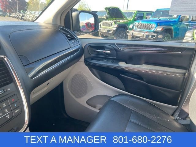 Used 2015 Chrysler Town & Country Touring FWD image 22