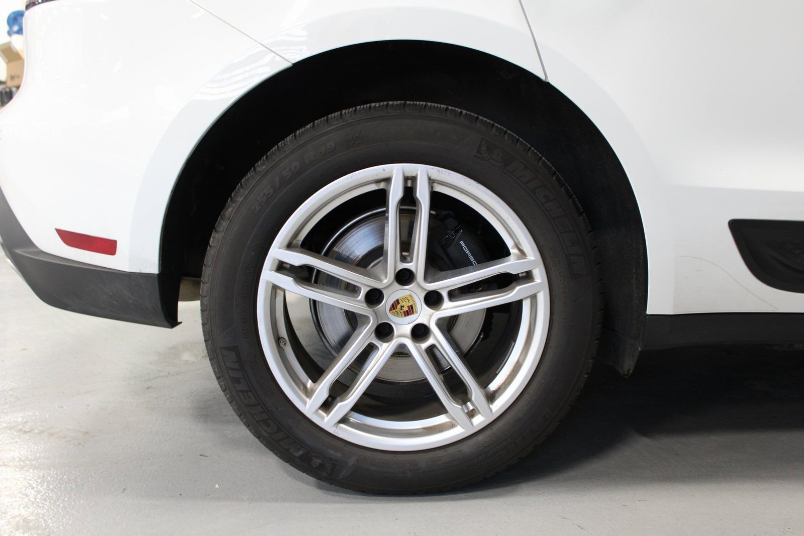 Certified 2025 Porsche Macan image 18