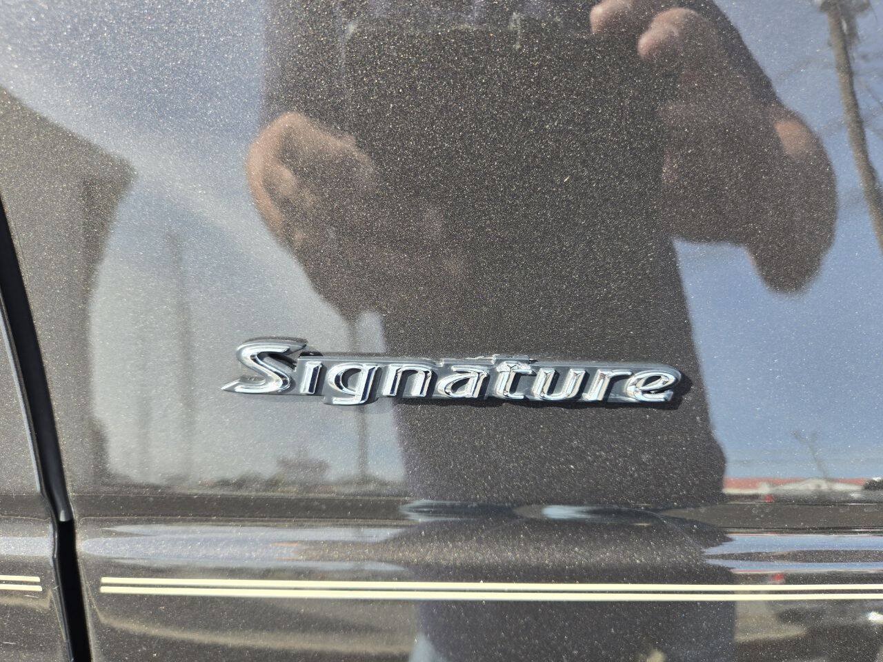 Used 2005 Lincoln Town Car Signature RWD image 13