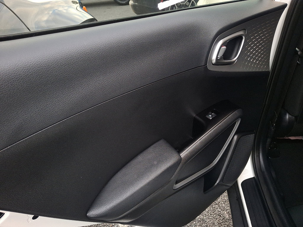 Used 2023 Kia Soul LX image 19