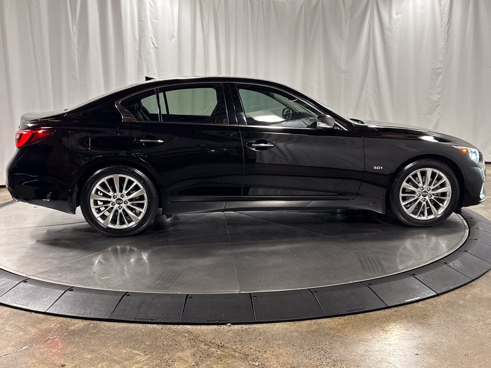 Used 2018 INFINITI Q50 Luxe w/ Essential Package (3.0T Luxe) AWD/4WD image 6