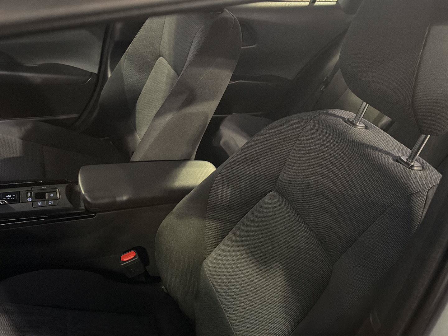 Certified 2025 Toyota Prius LE FWD image 27
