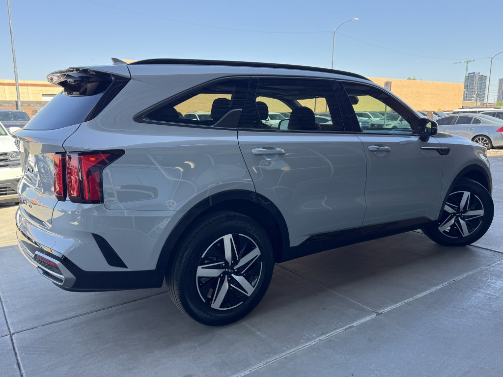 Used 2022 Kia Sorento EX w/ Panoramic Sunroof Package FWD image 4