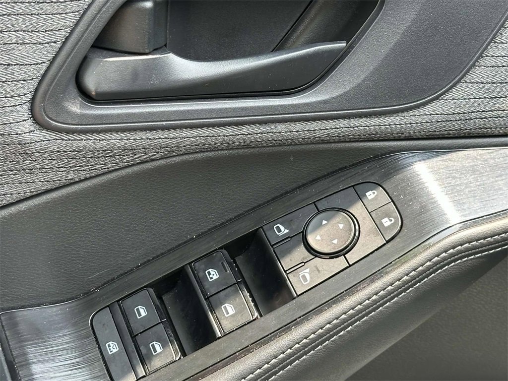 Used 2022 Nissan Rogue S image 25