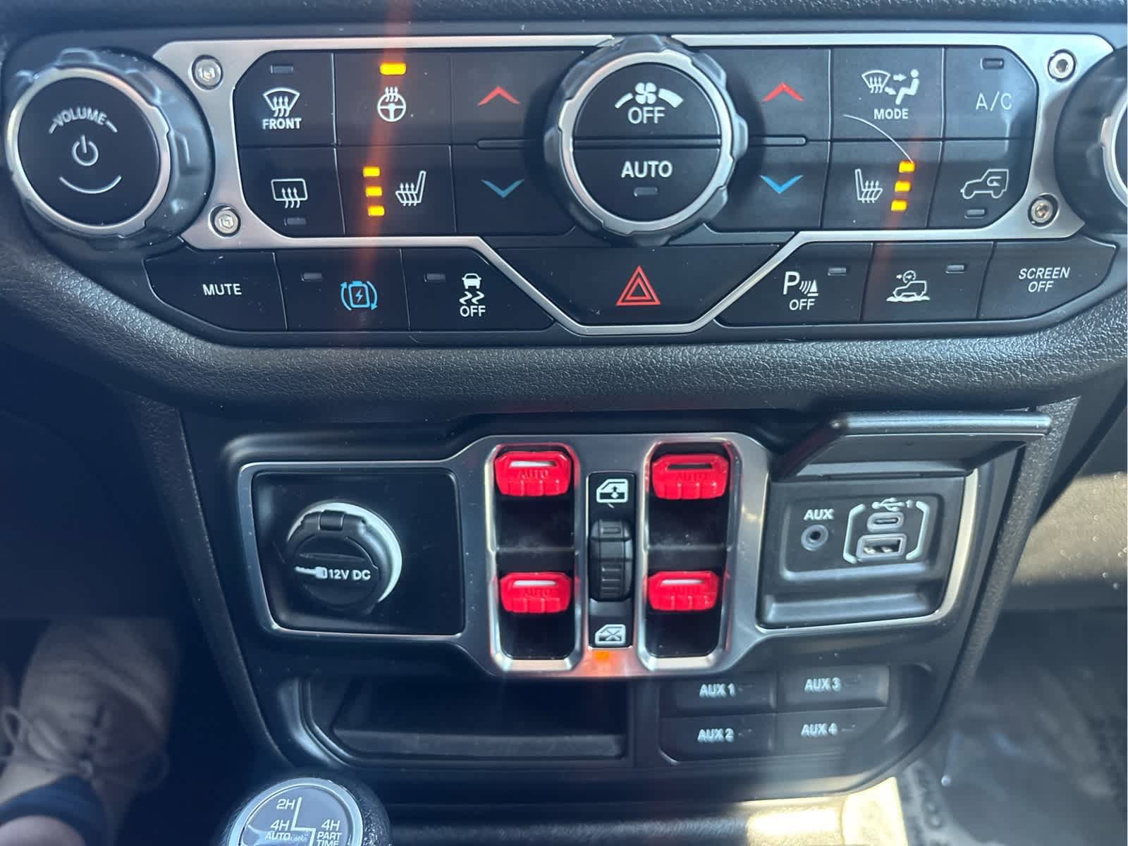 Used 2024 Jeep Wrangler Unlimited w/ Convenience Group AWD/4WD image 28
