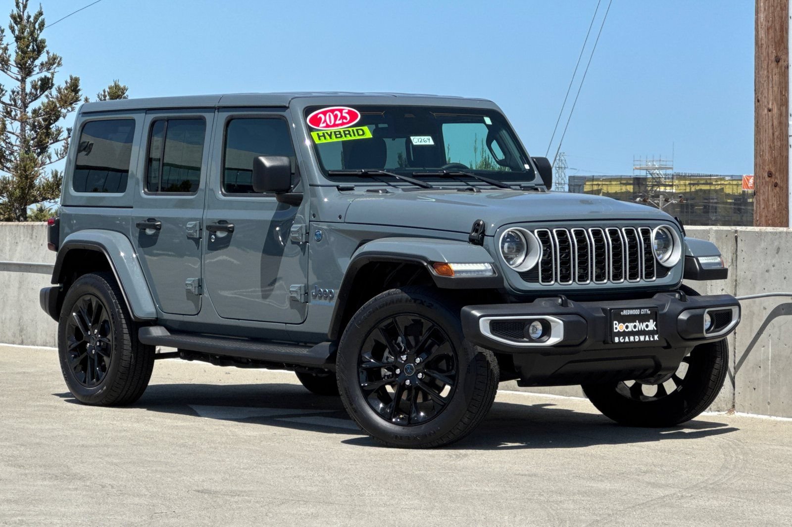 Used 2025 Jeep Wrangler Unlimited Sahara AWD/4WD image 2
