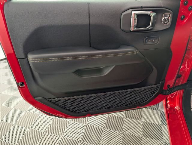 Used 2025 Jeep Wrangler Unlimited Sahara w/ Safety Group image 10