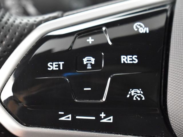 Used 2023 Volkswagen Tiguan SE R-Line image 23