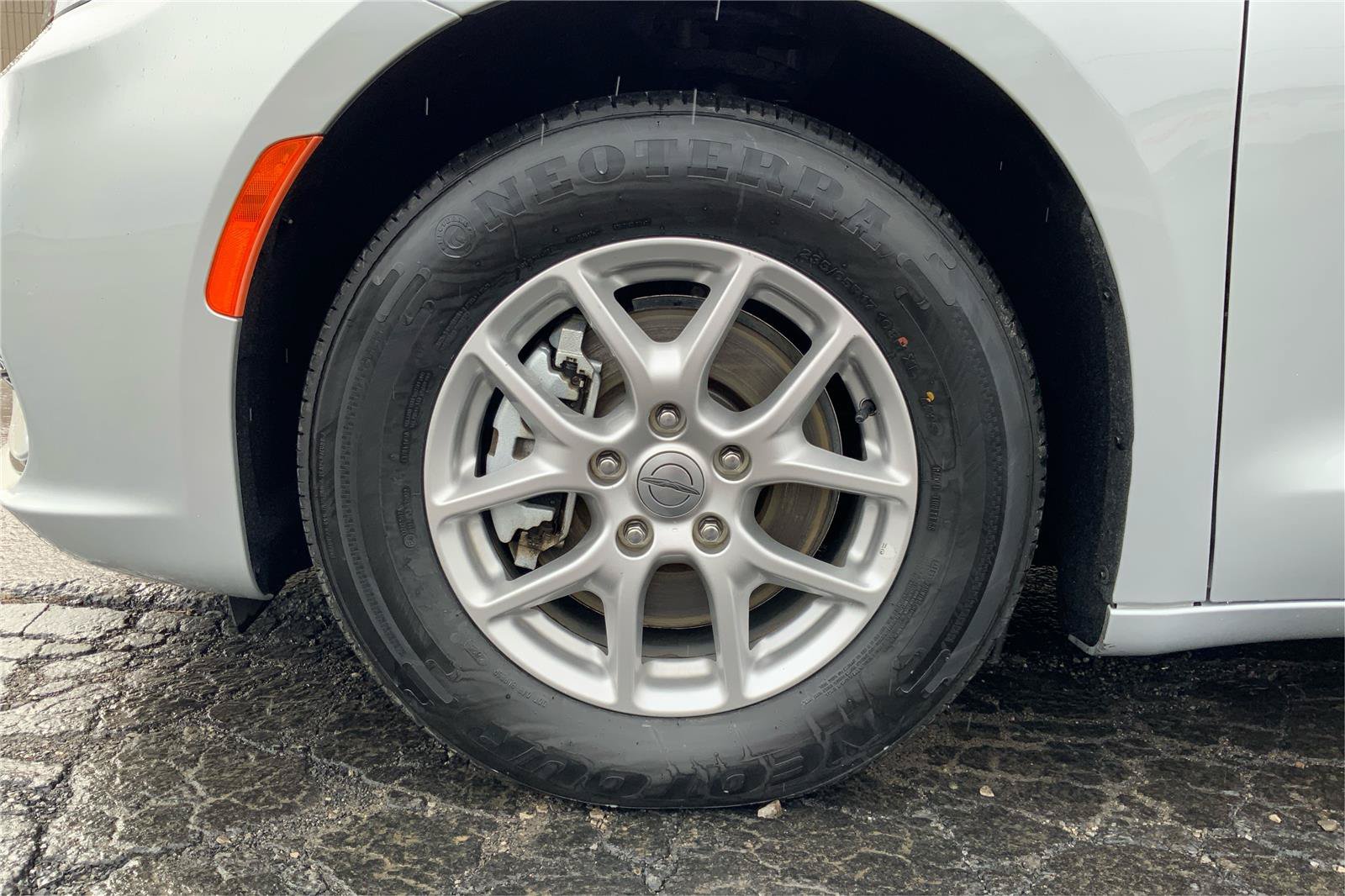 Used 2024 Chrysler Pacifica Touring-L FWD image 25