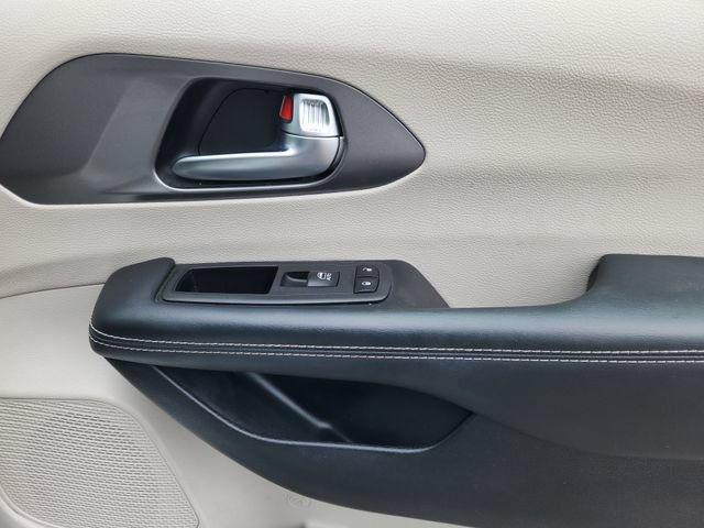 Used 2023 Chrysler Pacifica Touring-L FWD image 14