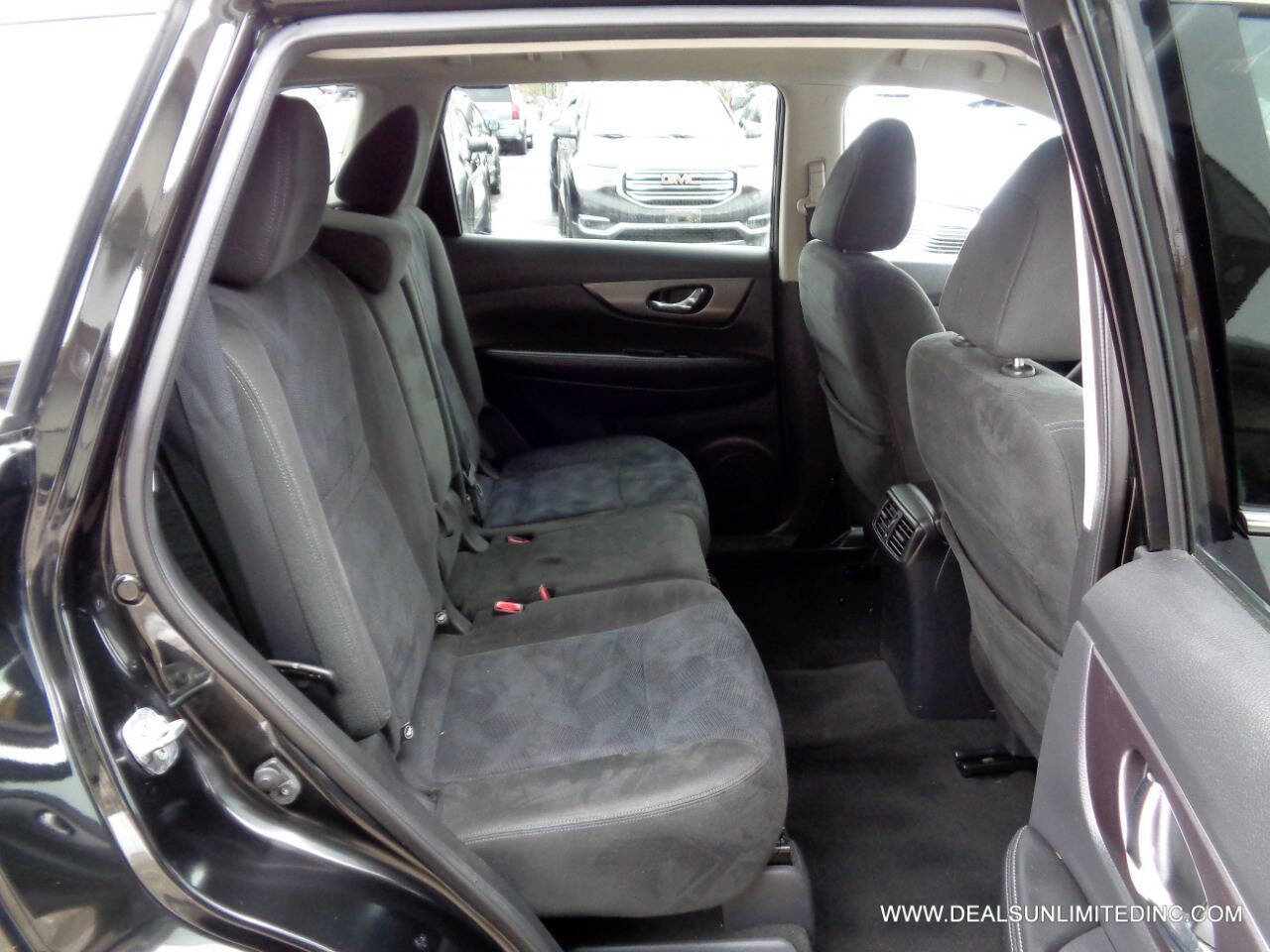 Used 2015 Nissan Rogue SV image 19