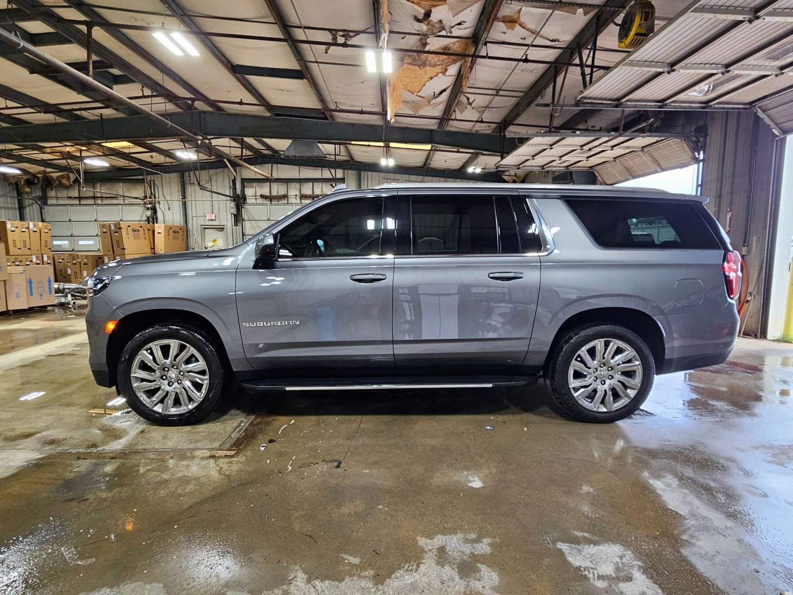 Used 2021 Chevrolet Suburban LT RWD image 2