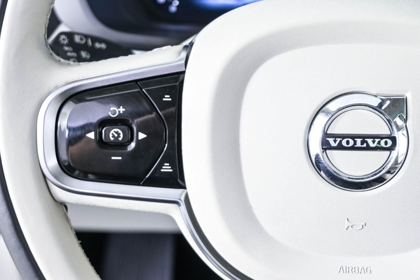 Certified 2023 Volvo XC60 B5 Ultimate FWD image 11