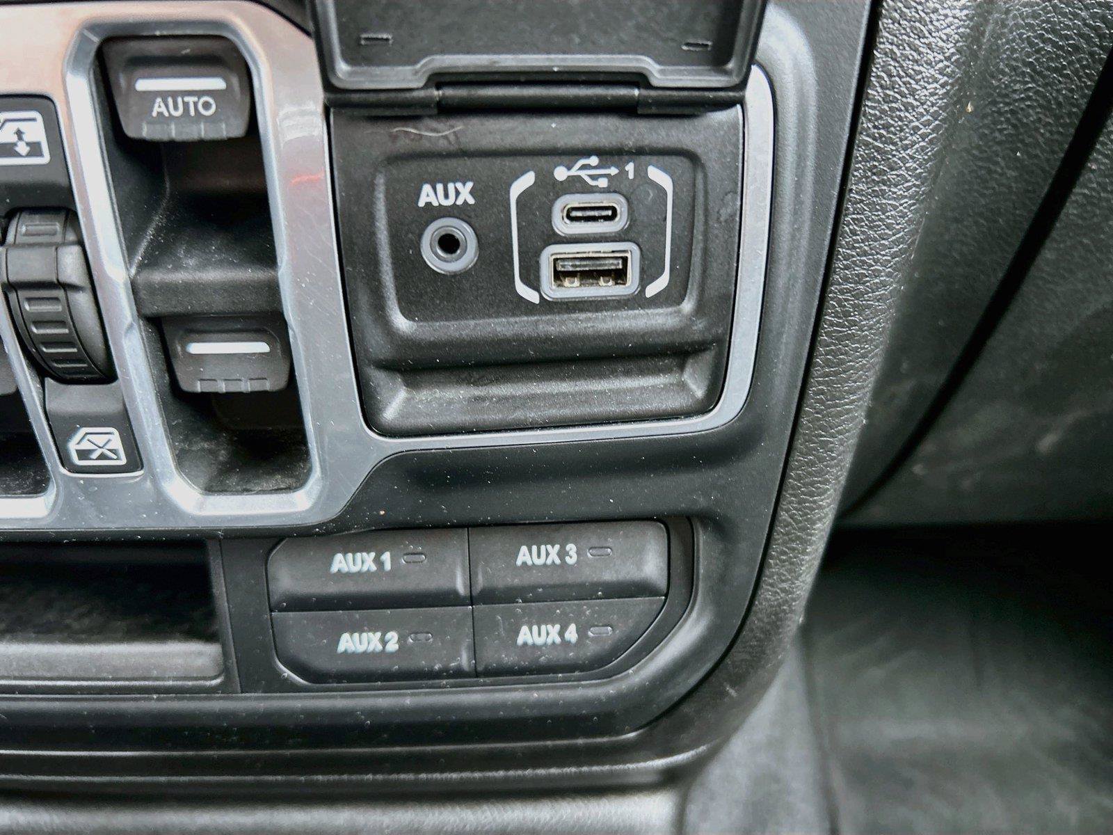 Used 2018 Jeep Wrangler Unlimited Sahara AWD/4WD image 29
