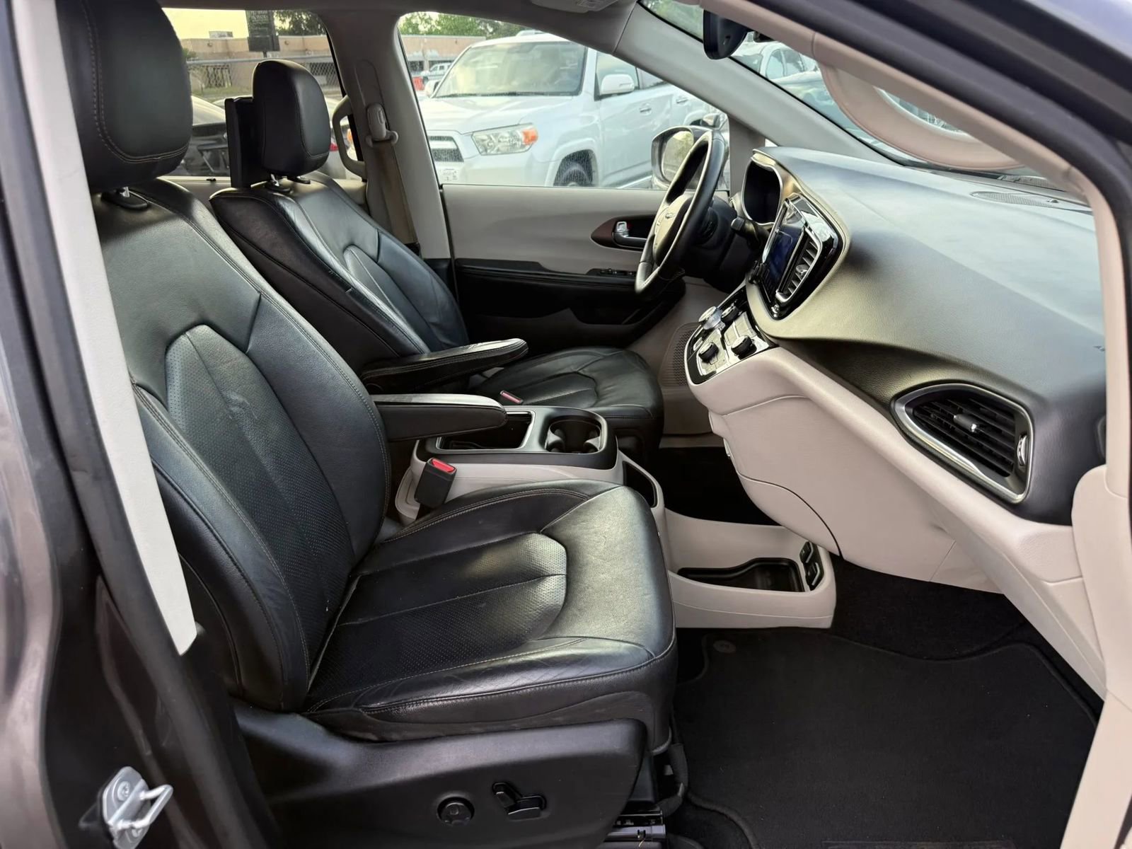 Used 2017 Chrysler Pacifica Touring-L Plus FWD image 12