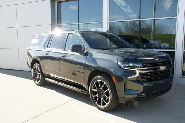 Used 2022 Chevrolet Suburban RST w/ Sport Performance Package image 2