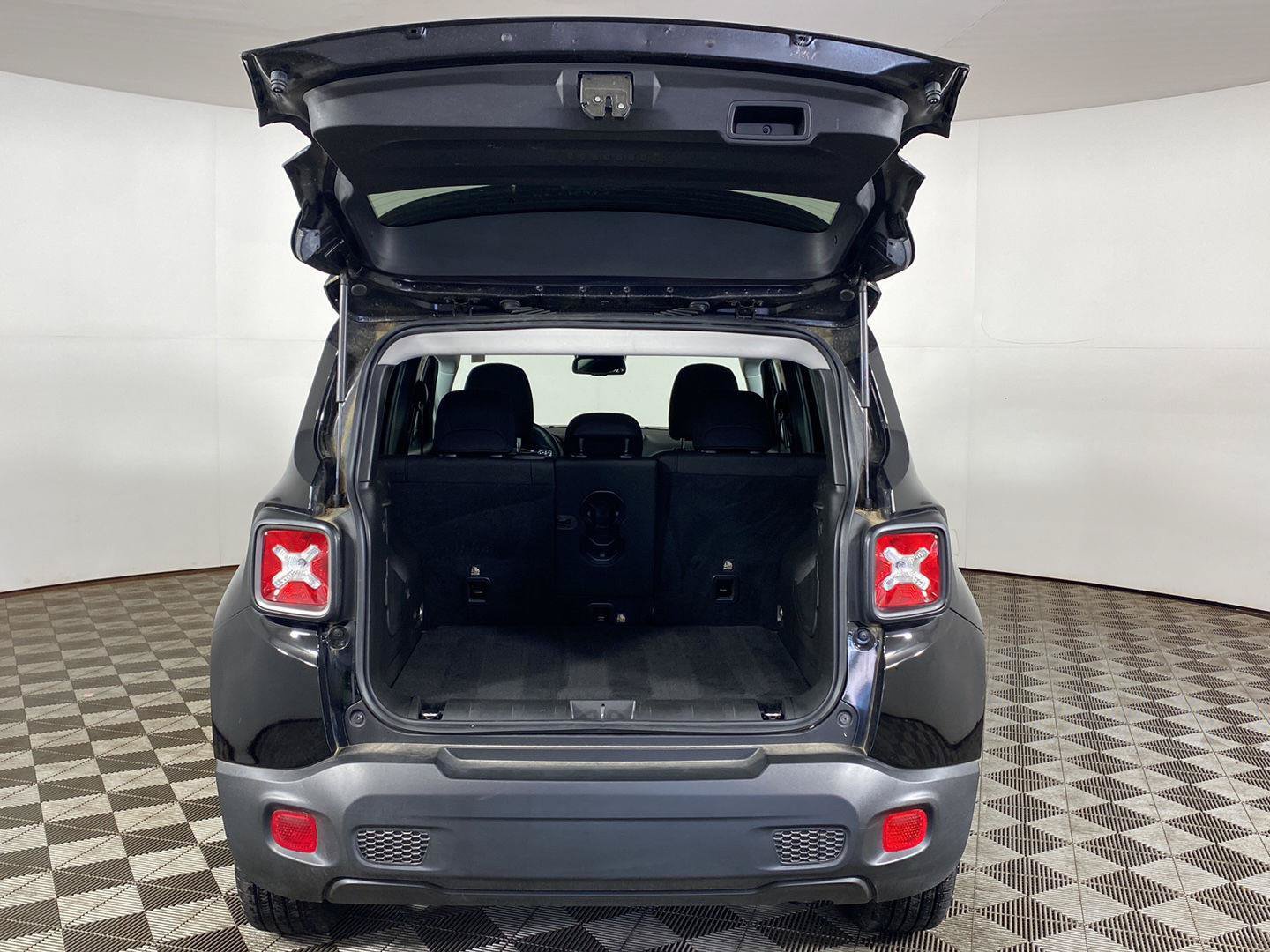 Used 2022 Jeep Renegade Latitude w/ Convenience Group AWD/4WD image 9