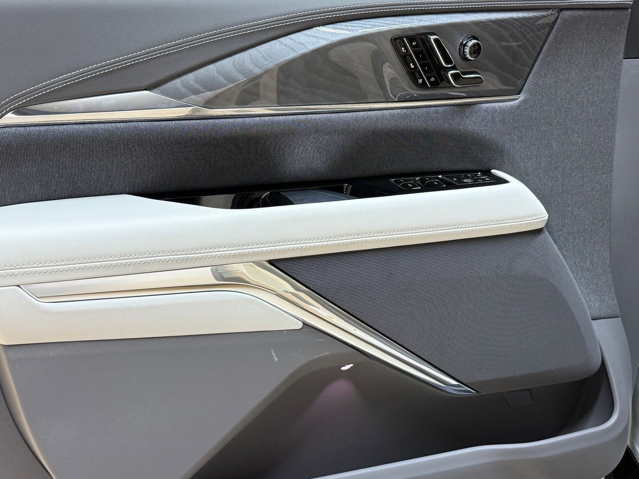 New 2025 Cadillac Escalade IQ Luxury 1 w/ Smart Trailering package image 12