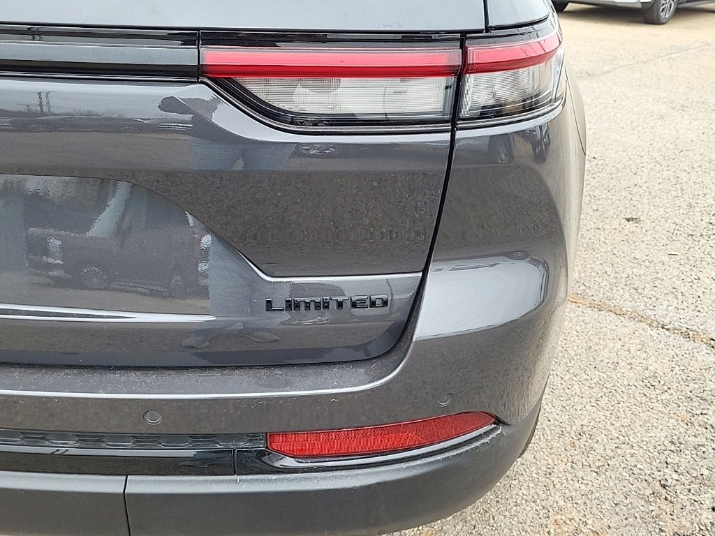 Used 2024 Jeep Grand Cherokee Limited w/ Black Appearance Package image 9