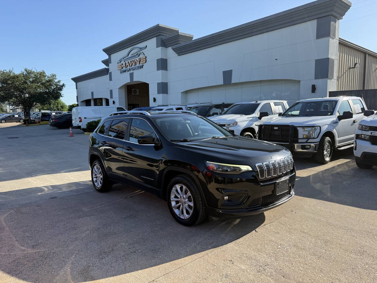 Used 2019 Jeep Cherokee Latitude w/ Popular Appearance Group FWD image 2